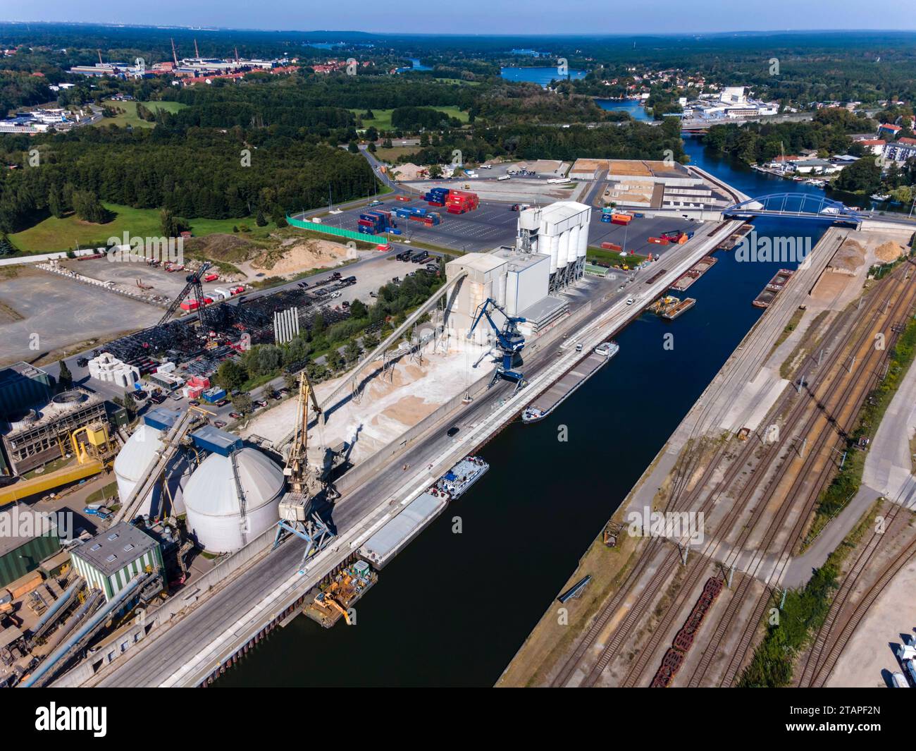 Hafen Königs Wusterhausen DEU/ Brandenburg/Königs Wusterhausen Â Hafen Königs Wusterhausen: Nach strukturellen Problemen durch den Kohleausstieg der Berliner Kraftwerke, wurde im Hafen von Königs Wusterhausen Dahme-Spreewald wieder investiert. So entstanden neue Gleisanlagen am Hafenbecken. Dafür werden rund elf Millionen Euro in einen rund 750 Meter langen Schienenstrang investiert. Der Großteil des Geldes stammt aus Strukturwandel-Fördermitteln für die Lausitz, die sich damit auch eine Entlastung des Bahnhofs in KW und eine bessere Anbindung an den Berliner Raum erhofft. Zahlreiche Unternehm Stock Photo