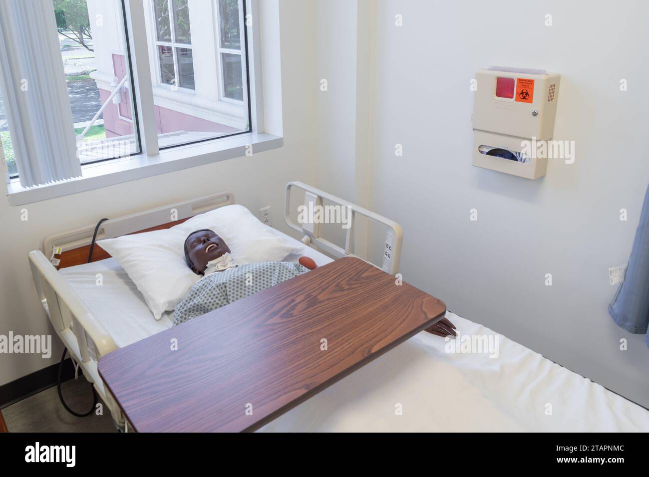 Medical school facilities with dummy patients in bed Stock Photo - Alamy