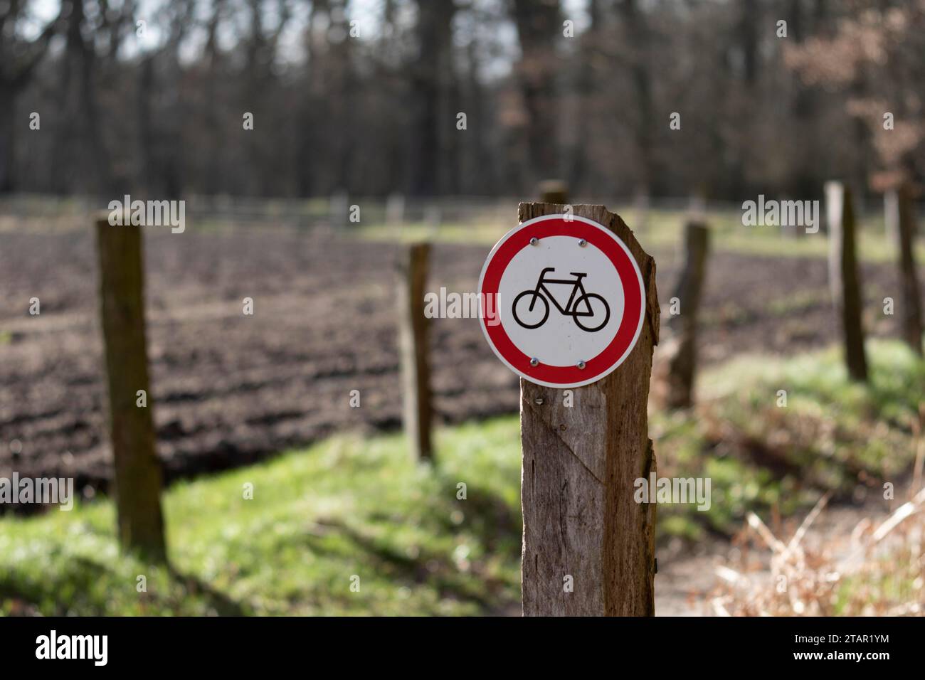 Warning sign no cycling on a country lane in the Duvenstedter Brook nature reserve, Wohldorf-Ohlstedt, Hamburg, Germany Stock Photo