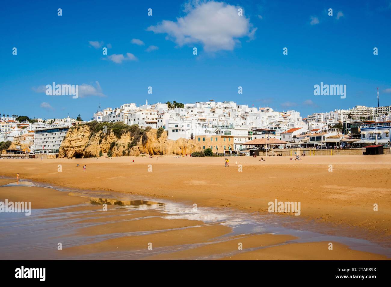 Great view of Fisherman Beach, Praia dos Pescadores, with whitewashed houses on cliff, reflecting on the sea, blue sky, summer time, Albufeira Stock Photo