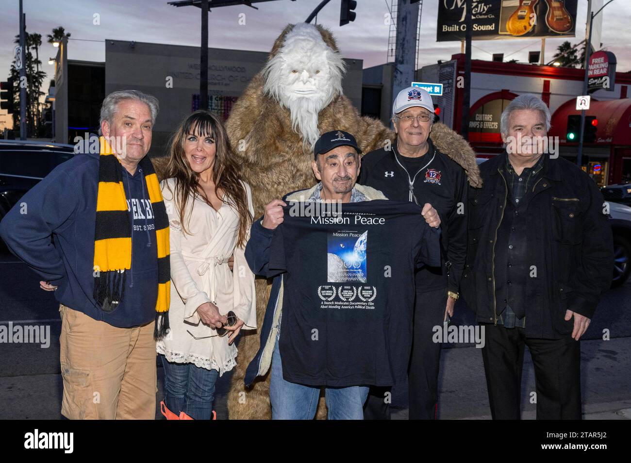 Tamara Henry mit Ehemann, Bigfoot aka DJ Staunch, Ken Davitian, Tom ...