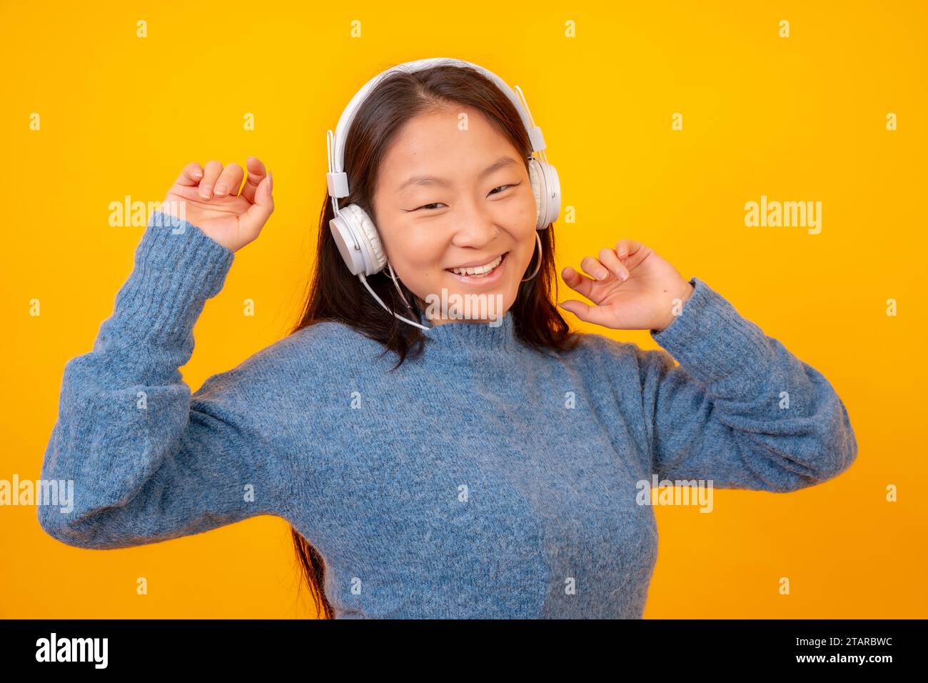 Headphone female asian hi-res stock photography and images - Alamy