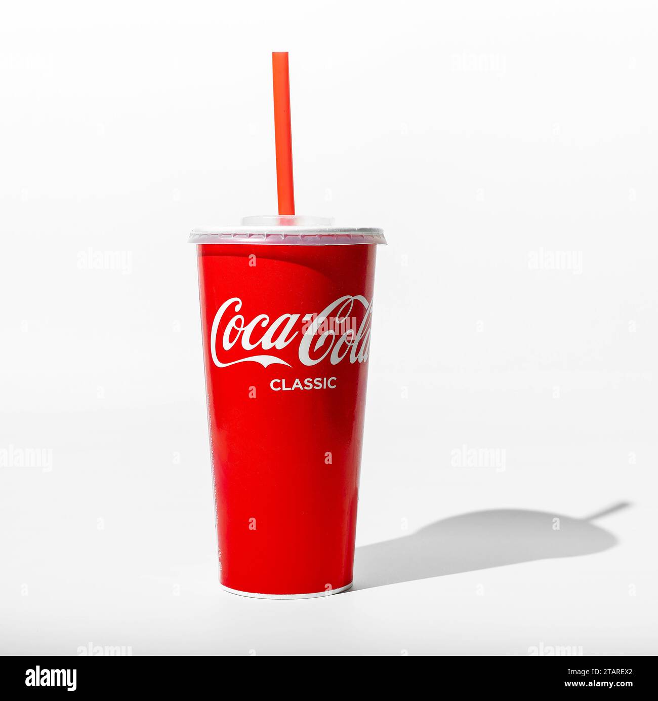 https://c8.alamy.com/comp/2TAREX2/berlin-germany-november-16-2023-coca-cola-paper-cup-takeaway-glass-with-straw-2TAREX2.jpg