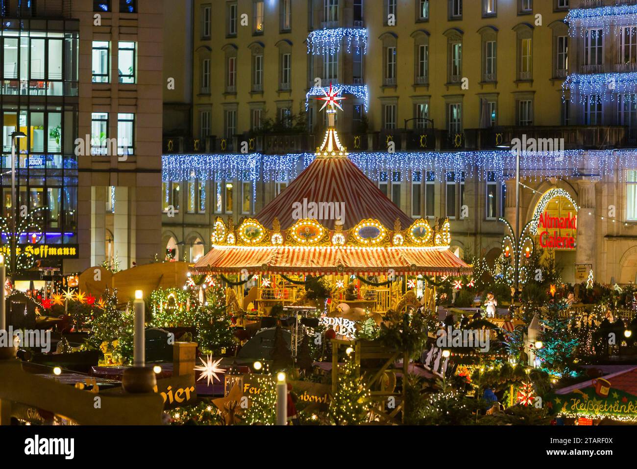 DEU Saxony Dresden Striezelmarkt, which has been held since 1434, is the oldest Christmas market in Germany and takes place on the Altmarkt. In 2009 Stock Photo