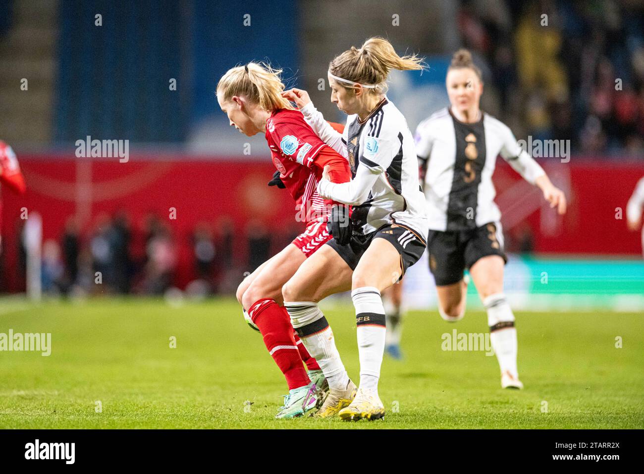 Rostock, Deutschland 01. Dezember 2023: Womens Nation League - 2023/2024 - Deutschland vs. Dänemark Im Bild: v. li. im Zweikampf Amalie Vangsgaard (Dänemark) und Kathrin Hendrich (Deutschland) Stock Photo