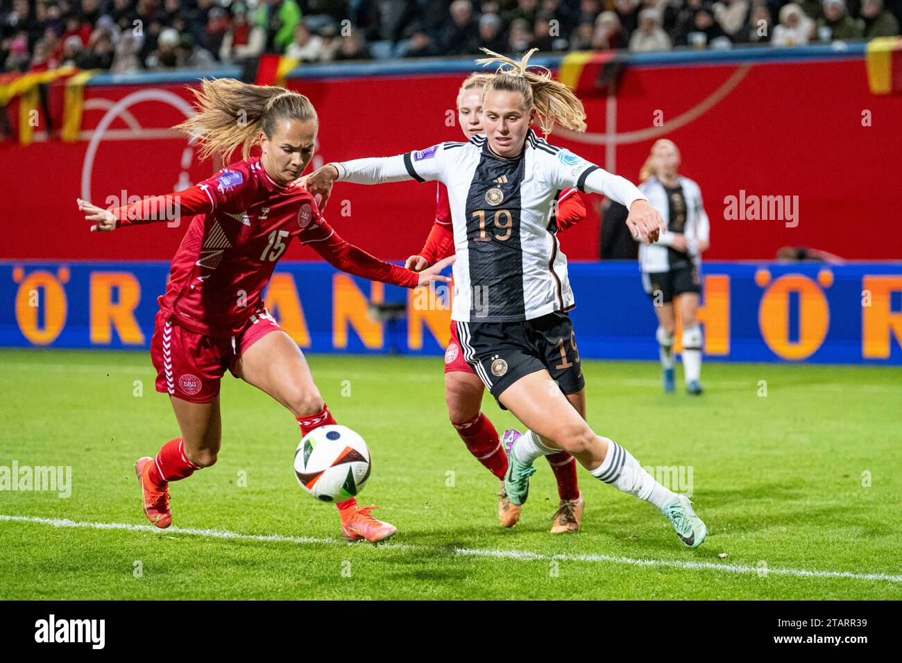 Rostock, Deutschland 01. Dezember 2023: Womens Nation League - 2023/2024 - Deutschland vs. Dänemark Im Bild: v. li. im Zweikampf Frederikke Thögersen/Thoegersen/Thogersen (Dänemark) und Klara Bühl/Buehl (Deutschland) Stock Photo