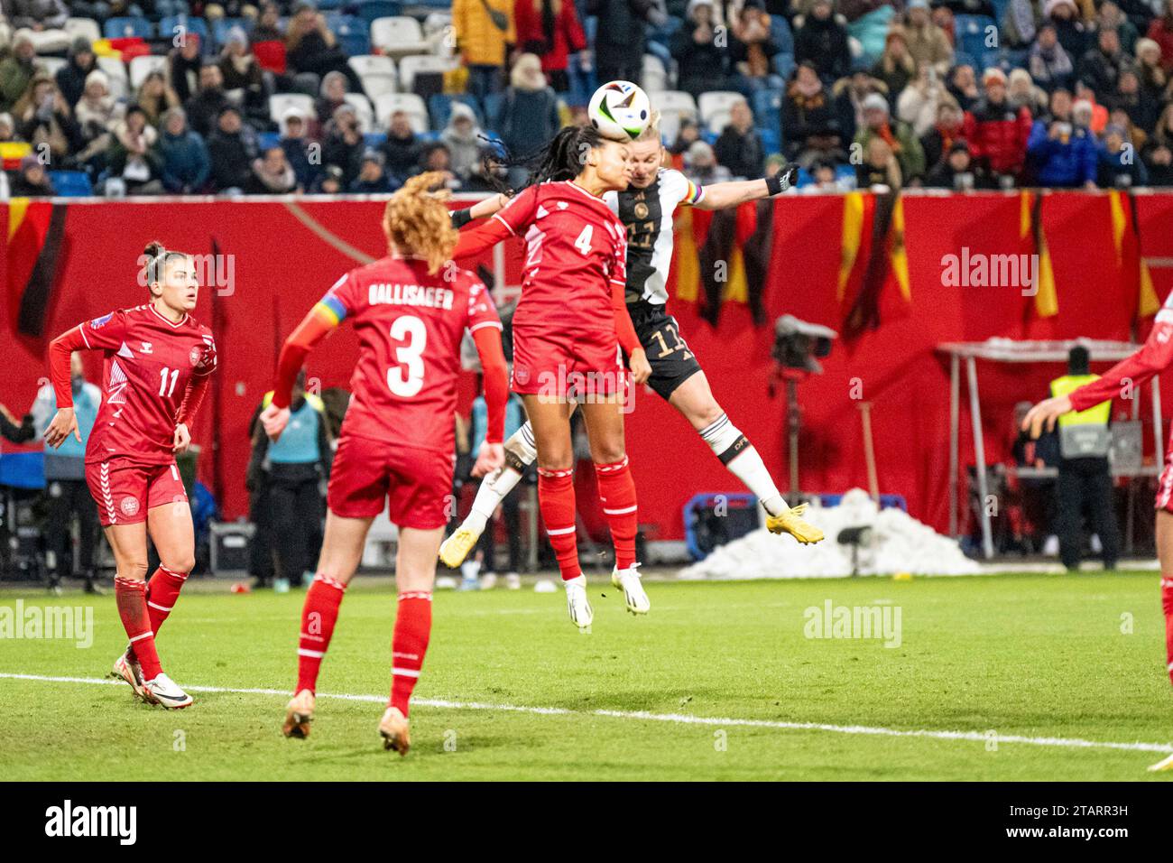 Rostock, Deutschland 01. Dezember 2023: Womens Nation League - 2023/2024 - Deutschland vs. Dänemark Im Bild: 3.v. li. im Zweikampf Isabella Bryld Obaze (Dänemark) und Alexandra Popp (Deutschland) Stock Photo