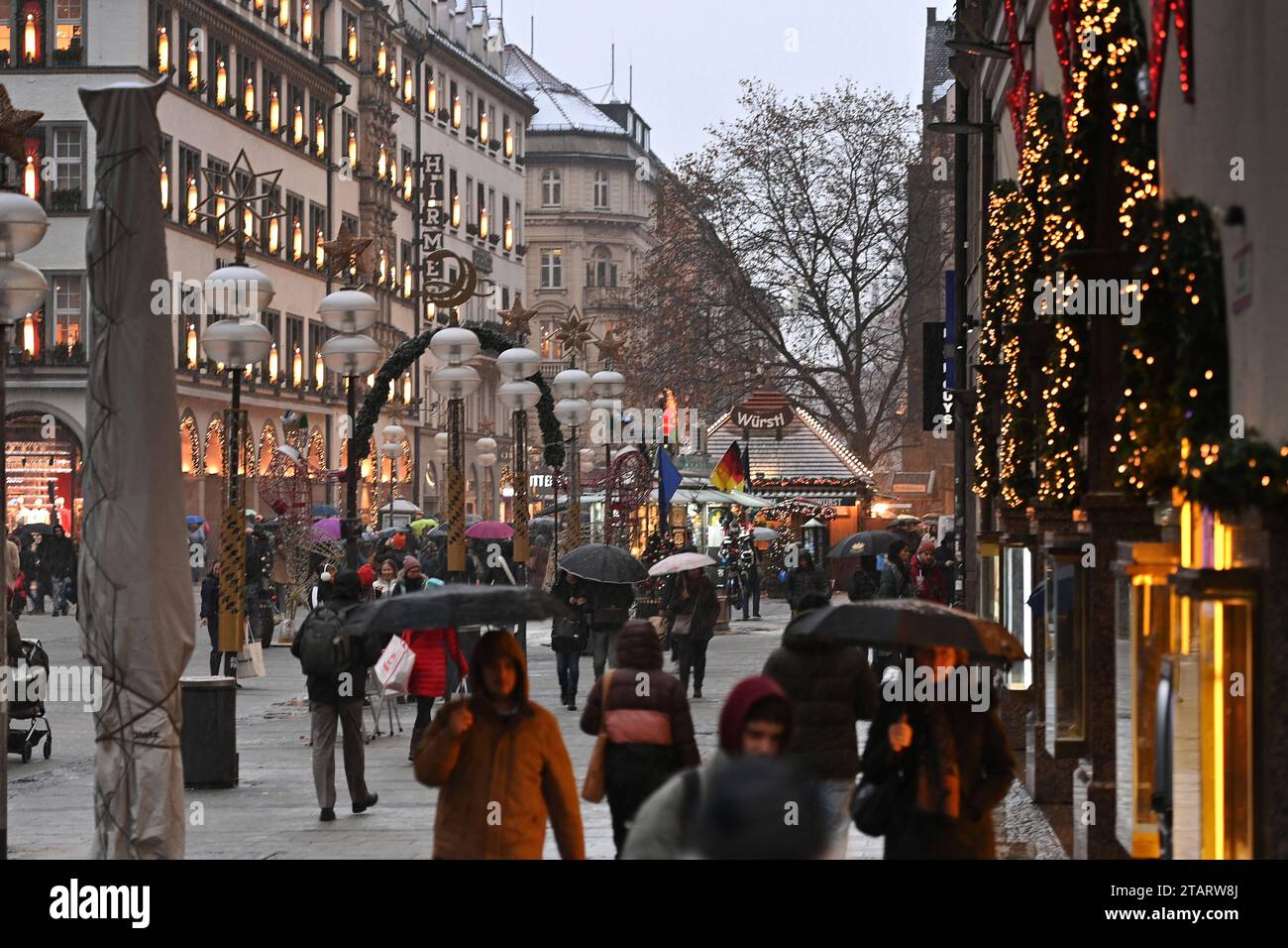 Menschen, Passanten in der Fussgaengerzone Neuhauser Strasse in ...