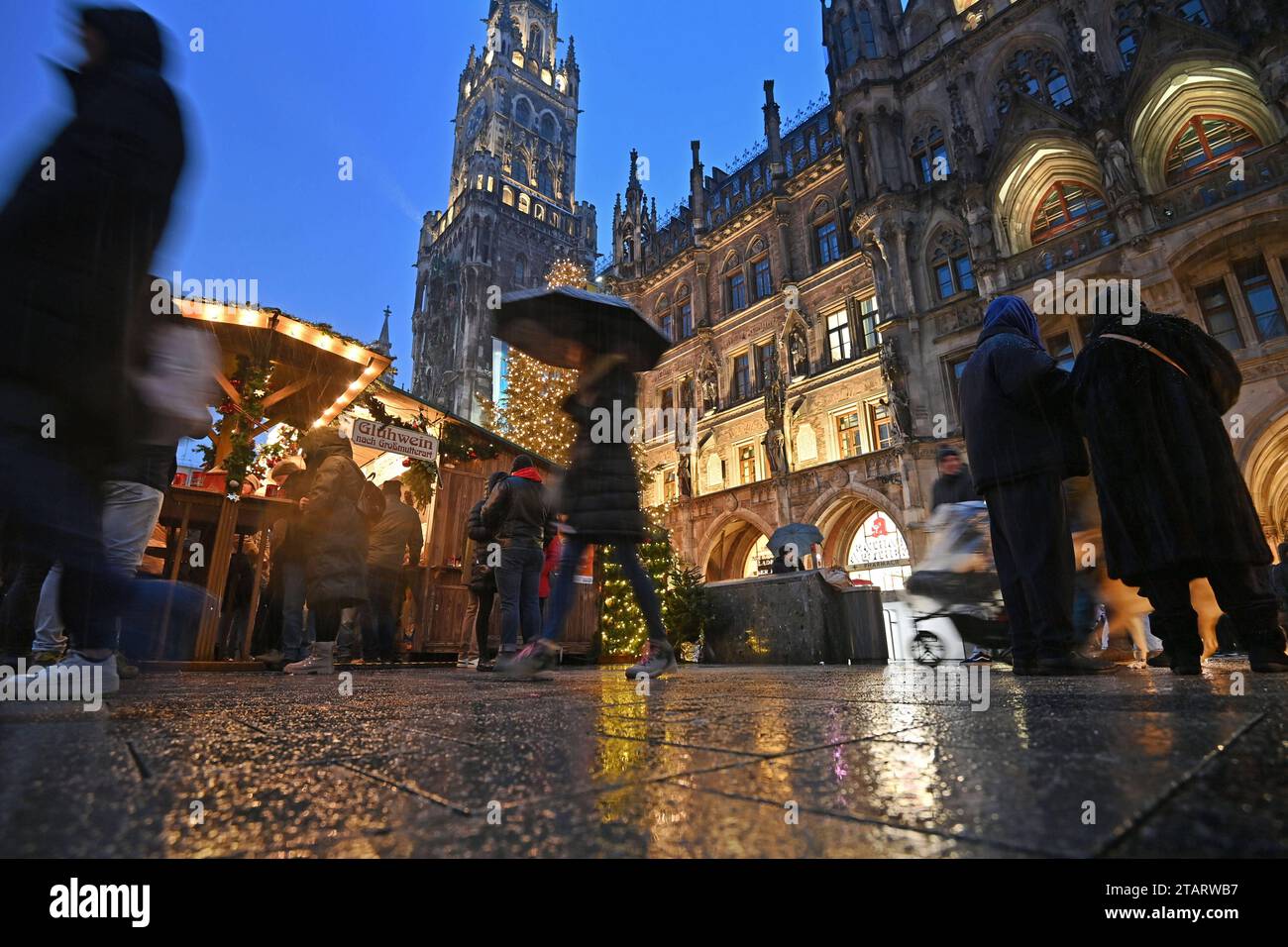 Weihnachtsmarkt christkindlmarkt am rathaus hi-res stock photography ...