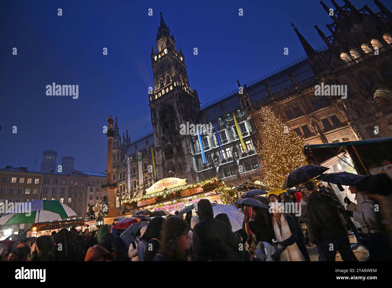 Weihnachtsmarkt in Muenchen auf dem Marienplatz am 01.12.2023 ...