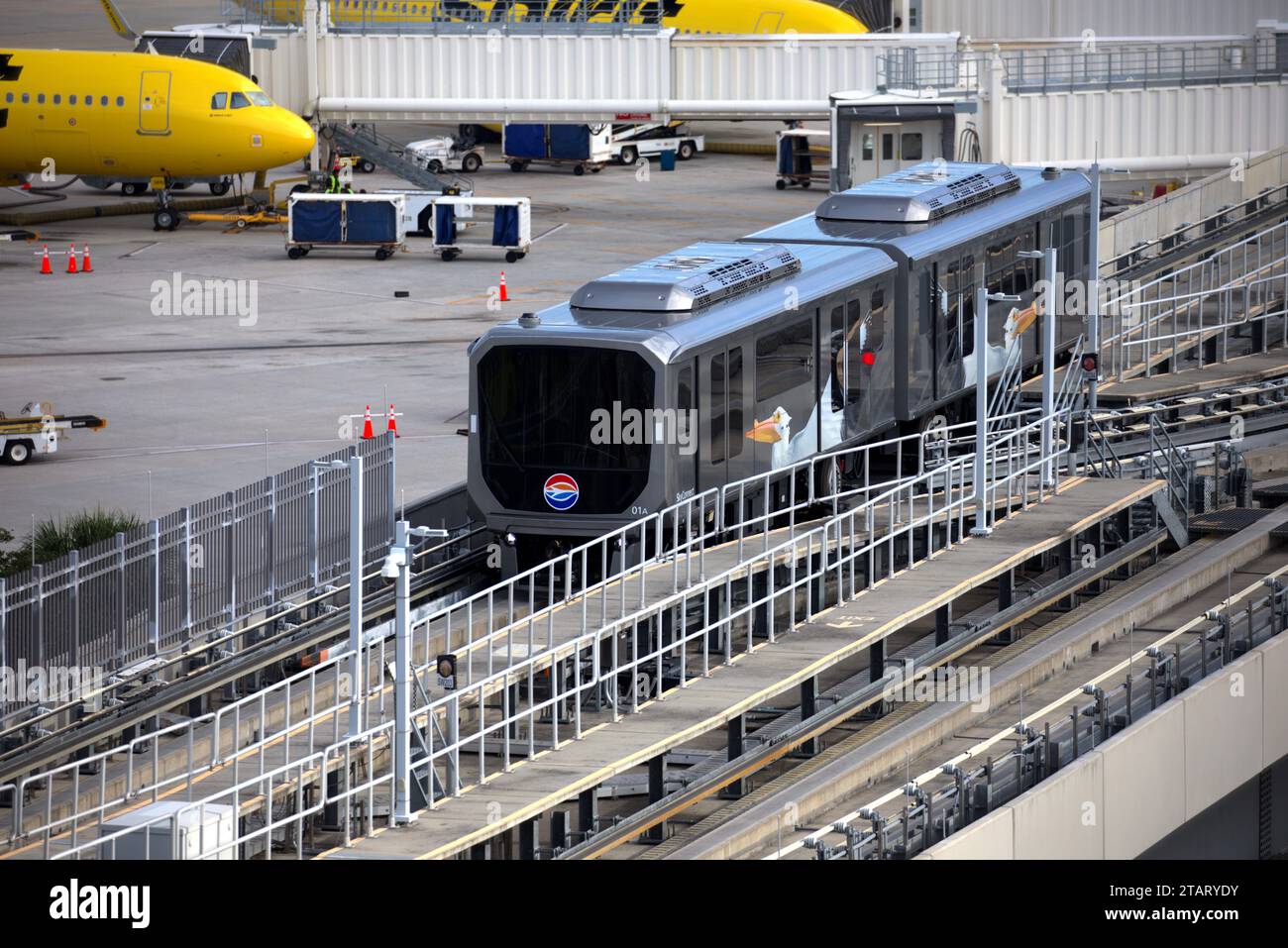 monorail at the tampa international airport Stock Photo - Alamy