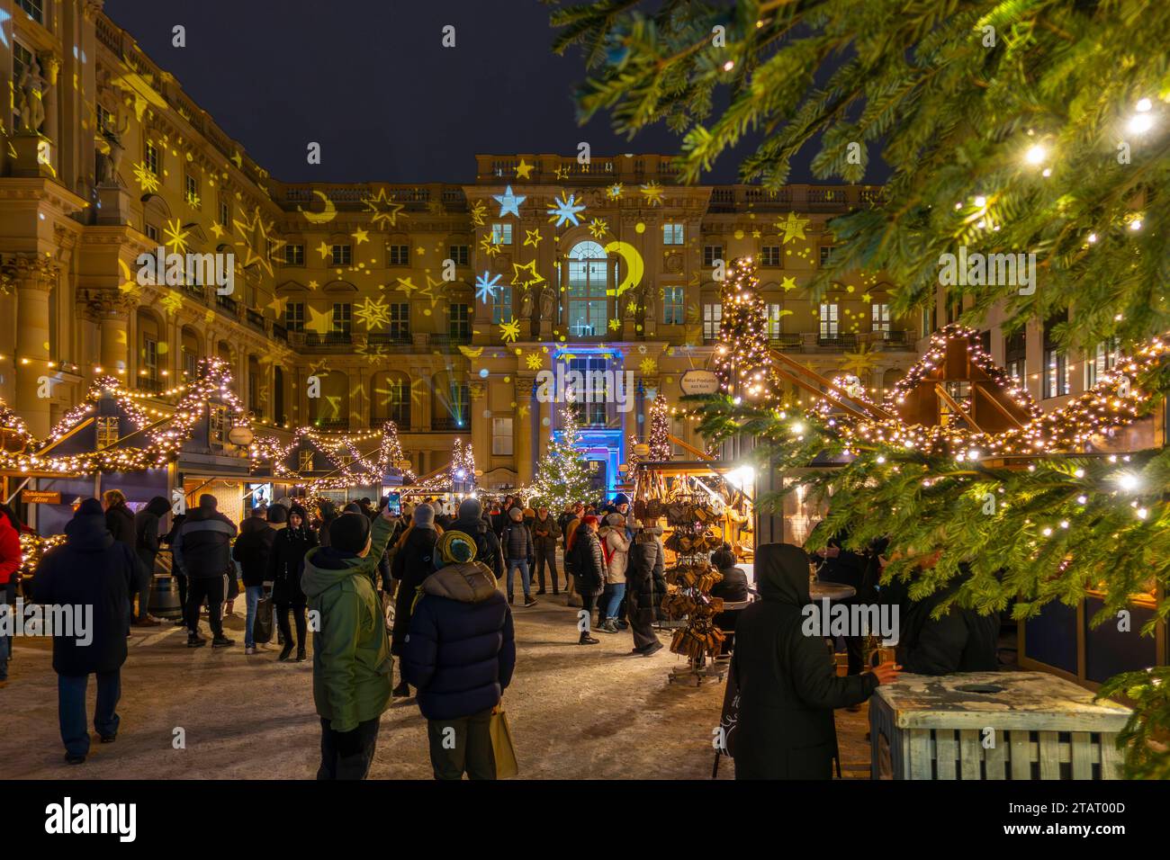 Weihnachtsmarkt im Innenhof vom Humboldt-Forum in Berlin-Mitte. Die Fassaden des wieder aufgebauten Stadtschlosses werden mit weihnachtlichen Motiven beleuchtet. *** Christmas market in the courtyard of the Humboldt Forum in Berlin Mitte The facades of the rebuilt City Palace are illuminated with Christmas motifs Credit: Imago/Alamy Live News Stock Photo