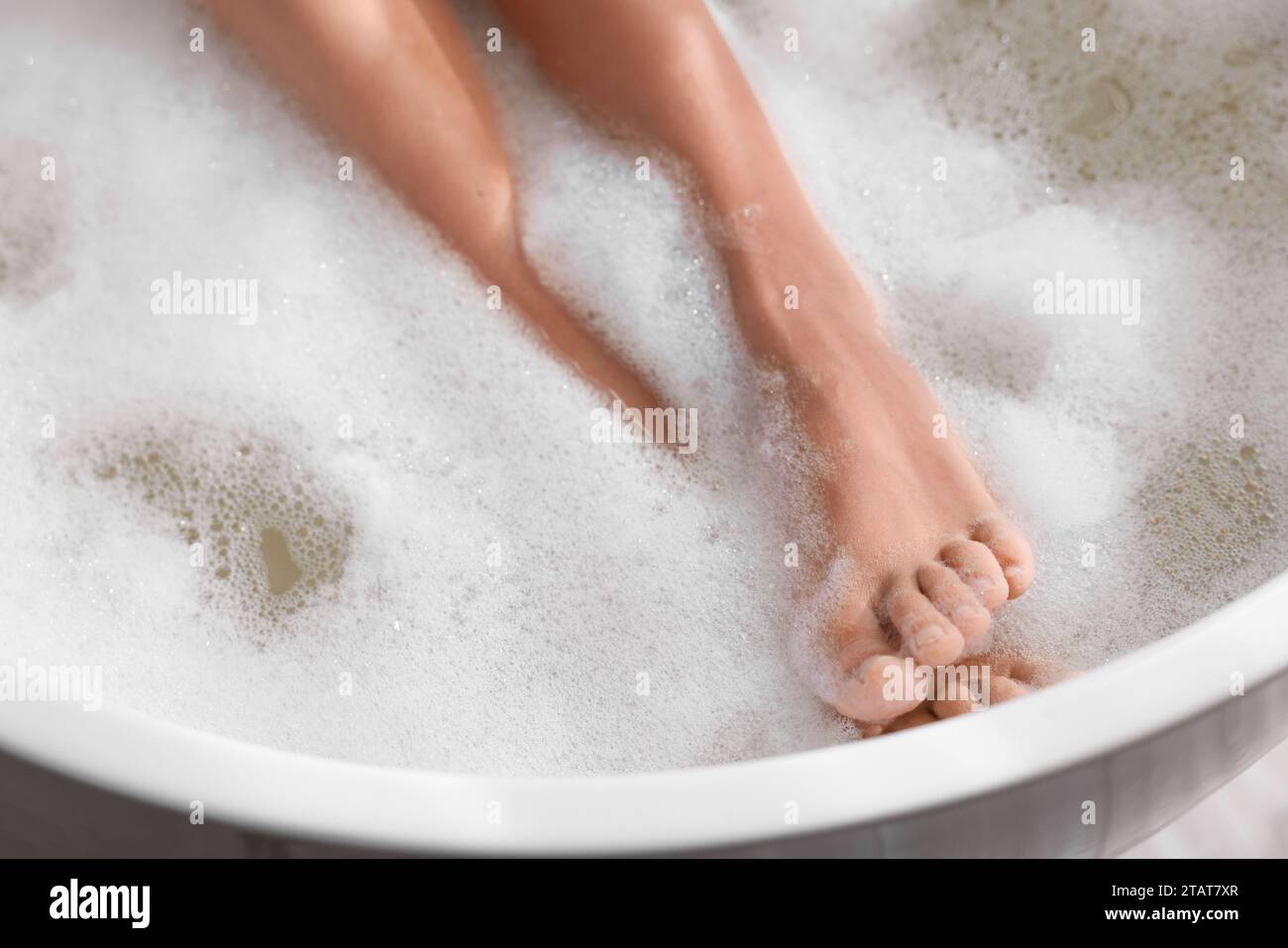 Woman legs bathtub foam hi-res stock photography and images - Alamy