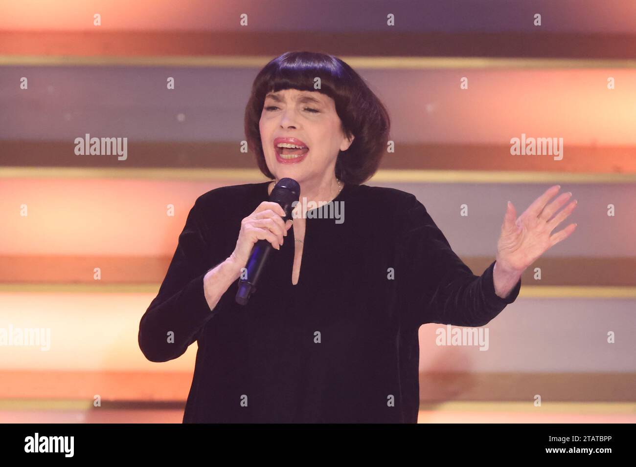 Suhl, Germany. 02nd Dec, 2023. Mireille Mathieu performs in the live show 'Das Adventsfest der 100.000 Lichter'. The show returns to the Saturday evening before the 1st Advent after being shown on the Friday evening after the 1st Advent in 2022 due to the World Cup. Credit: Bodo Schackow/dpa/Alamy Live News Stock Photo