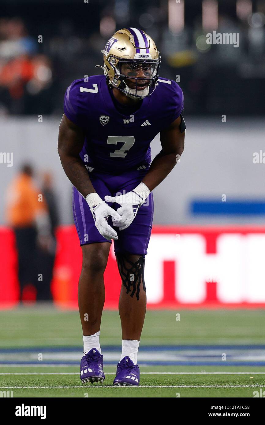 Washington cornerback dominique hampton 7 in coverage during an ncaa