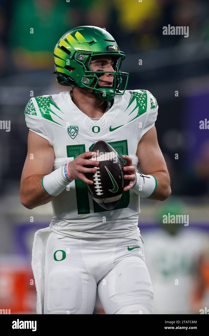 Oregon quarterback bo nix 10 drops back to pass during an ncaa