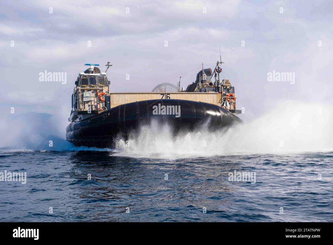 Pacific Ocean. 18th Nov, 2023. A Landing Craft, Air Cushion assigned to Assault Craft Unit (ACU) 5 conducts amphibious operations with USS Boxer (LHD 4) in the Pacific Ocean, November. 18, 2023. The Boxer Amphibious Ready Group, comprised of Boxer, USS Somerset (LPD 25) and USS Harpers Ferry (LSD 49), and the embarked 15th Marine Expeditionary Unit are underway conducting integrated training and routine operations in U.S. 3rd Fleet. (Credit Image: © U.S. Navy/ZUMA Press Wire) EDITORIAL USAGE ONLY! Not for Commercial USAGE! Stock Photo
