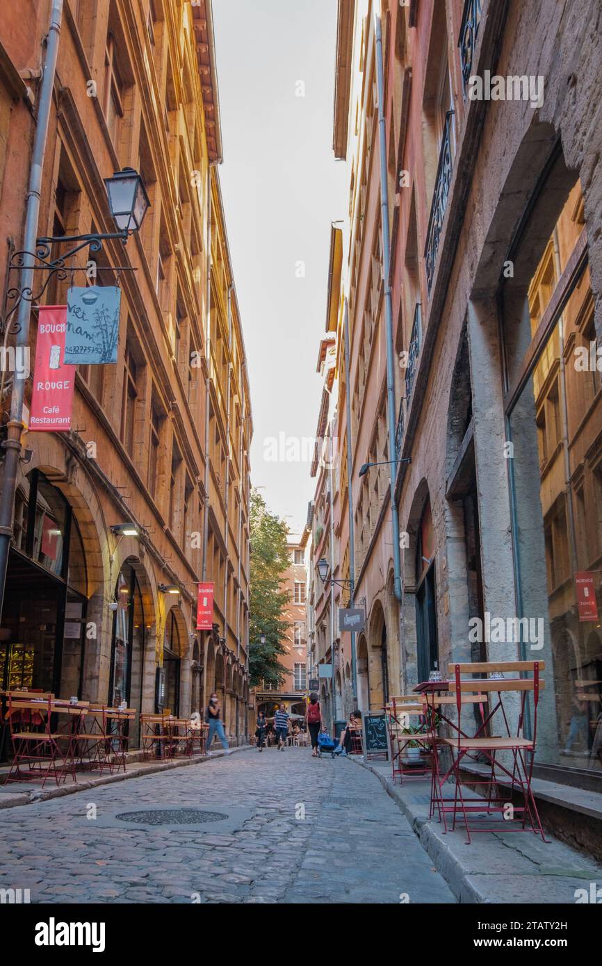'Rue Des Trois Maries', a paved narrow street in Vieux Lyon, the historic medieval district of Lyon (France), The signe says 'Red Bistro, Cafe and res Stock Photo