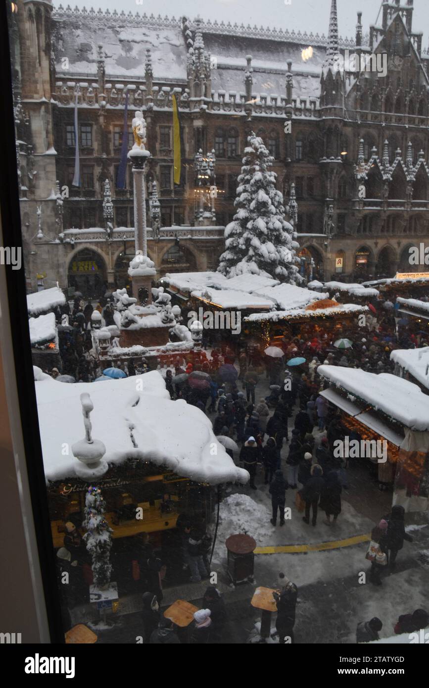 Muenchen O2 12 2023 Marienplatz Weihnachtsmarkt Verkaufsstaende Mit 