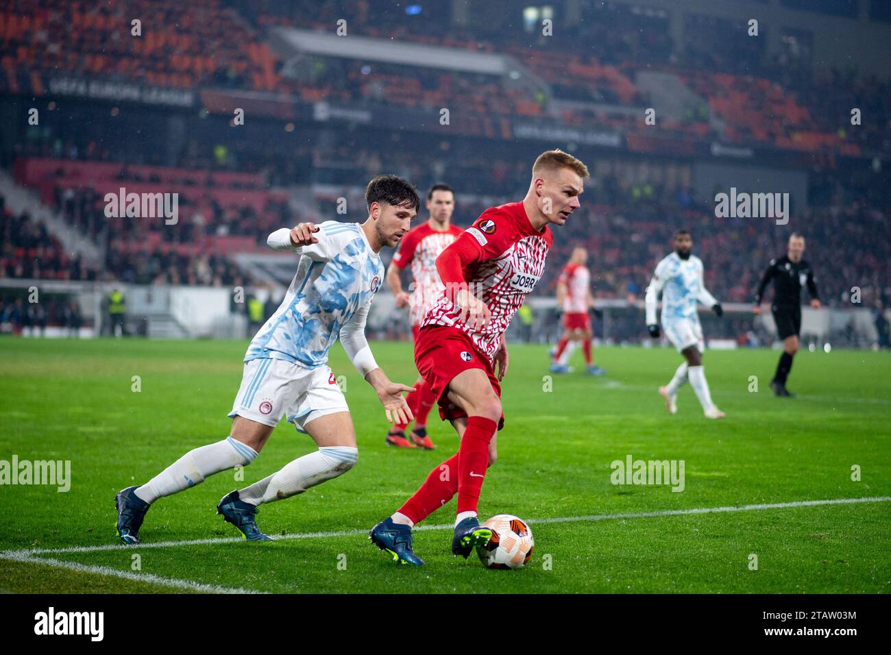 Philipp Lienhart (SC Freiburg, #03) Im Zweikampf Mit Panagiotis Retsos ...