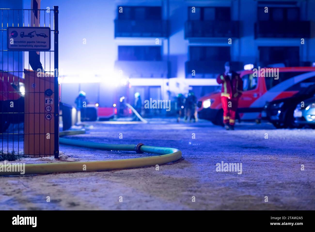 Brandstiftung in Hellersdorf: Erneuter Kellerbrand im gleichen H, In Berlin-Hellersdorf ist am Samstag zweimal ein Kellerbrand im gleichen Wohnhaus ausgebrochen. Die Polizei ermittelt wegen Brandstiftung. Die Berliner Feuerwehr war am Vormittag bereits zu dem Gebäude an der Tangermünde Straße ausgerückt, weil hier ein Kellerverschlag gebrannt hatte. Die Feuerwehr war hier mit 24 Einsatzkräften im Einsatz und konnte das Feuerwehr rasch löschen. Am Nachmittag dann ein erneuter Kellerbrand im gleichen Gebäude, hohe Temperaturen erschwerten hierbei die Löscharbeiten. Die Bewohner des betroffenen H Stock Photo