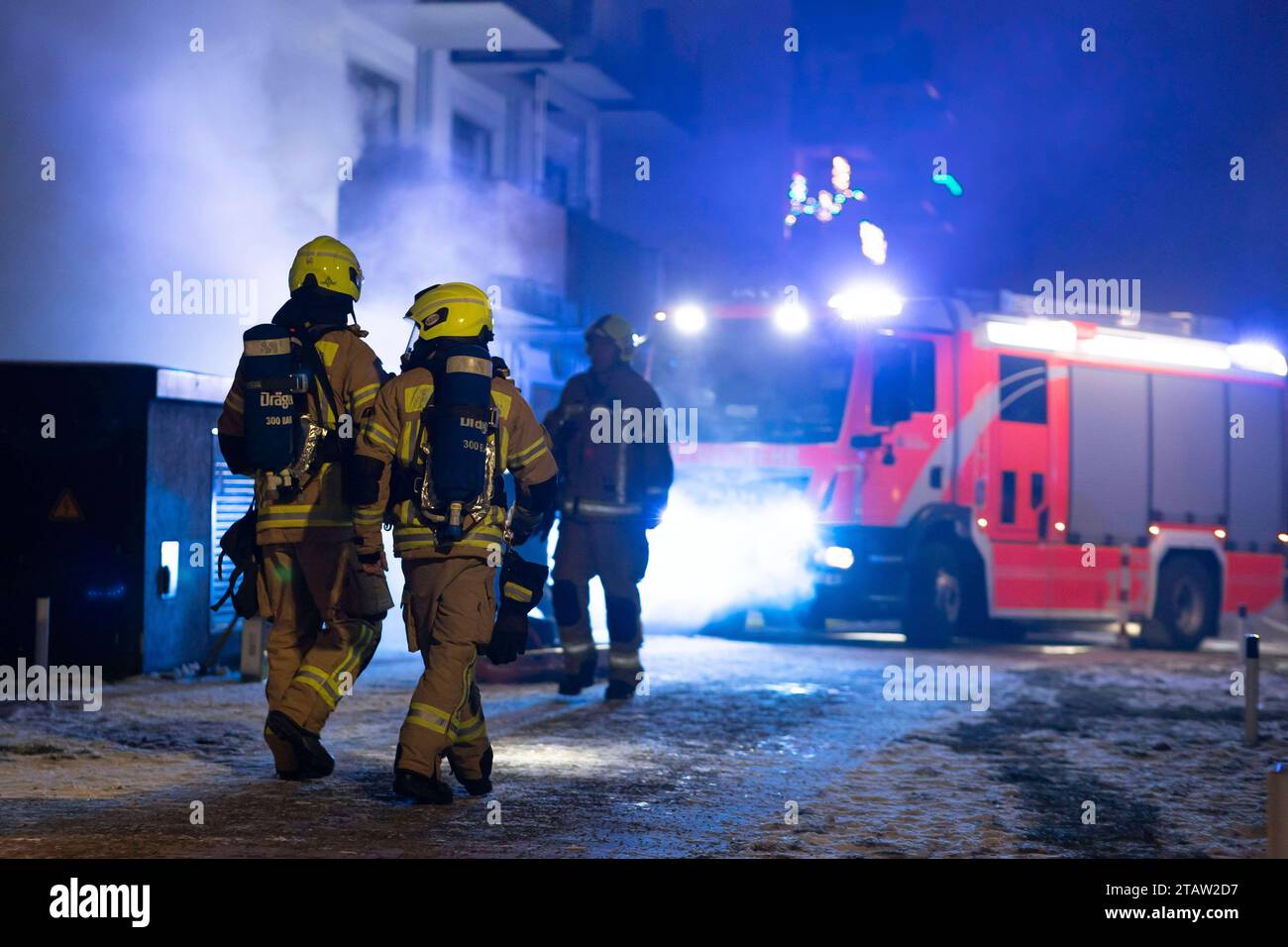 Brandstiftung in Hellersdorf: Erneuter Kellerbrand im gleichen H, In Berlin-Hellersdorf ist am Samstag zweimal ein Kellerbrand im gleichen Wohnhaus ausgebrochen. Die Polizei ermittelt wegen Brandstiftung. Die Berliner Feuerwehr war am Vormittag bereits zu dem Gebäude an der Tangermünde Straße ausgerückt, weil hier ein Kellerverschlag gebrannt hatte. Die Feuerwehr war hier mit 24 Einsatzkräften im Einsatz und konnte das Feuerwehr rasch löschen. Am Nachmittag dann ein erneuter Kellerbrand im gleichen Gebäude, hohe Temperaturen erschwerten hierbei die Löscharbeiten. Die Bewohner des betroffenen H Stock Photo