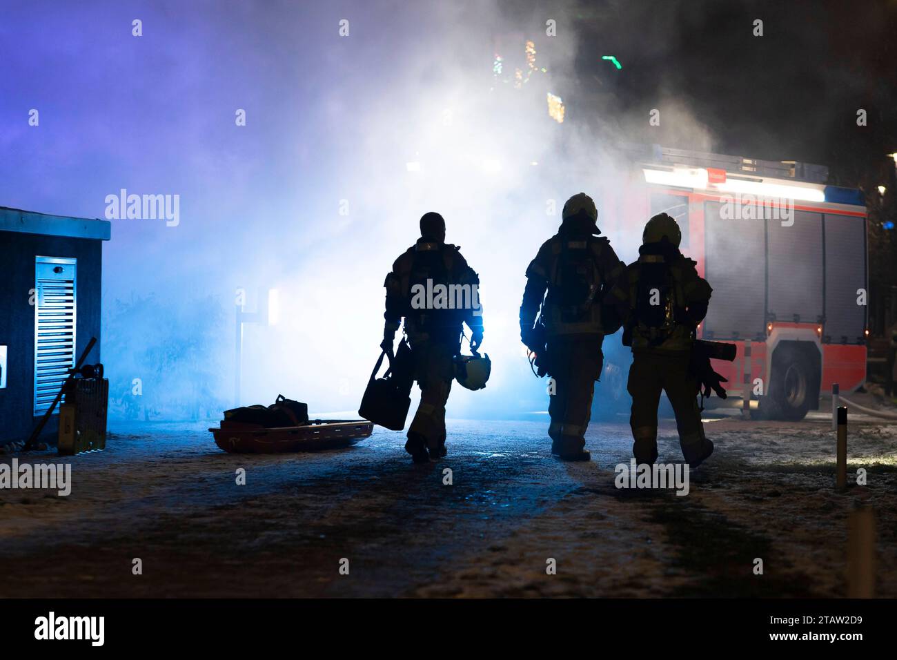 Brandstiftung in Hellersdorf: Erneuter Kellerbrand im gleichen H, In Berlin-Hellersdorf ist am Samstag zweimal ein Kellerbrand im gleichen Wohnhaus ausgebrochen. Die Polizei ermittelt wegen Brandstiftung. Die Berliner Feuerwehr war am Vormittag bereits zu dem Gebäude an der Tangermünde Straße ausgerückt, weil hier ein Kellerverschlag gebrannt hatte. Die Feuerwehr war hier mit 24 Einsatzkräften im Einsatz und konnte das Feuerwehr rasch löschen. Am Nachmittag dann ein erneuter Kellerbrand im gleichen Gebäude, hohe Temperaturen erschwerten hierbei die Löscharbeiten. Die Bewohner des betroffenen H Stock Photo