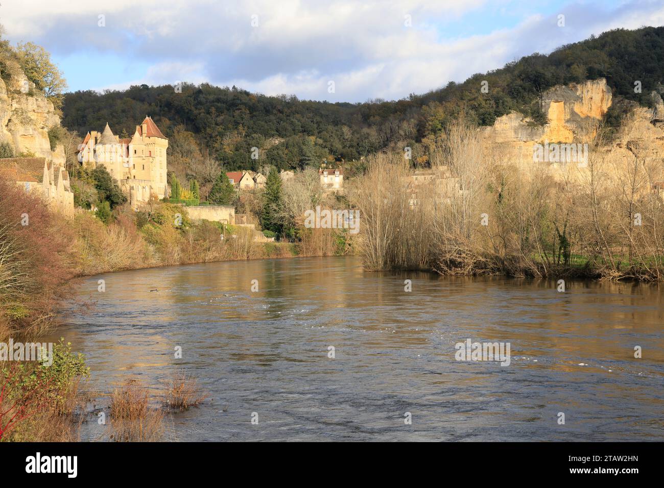 La Roque-Gageac, France. December 2, 2023. After the summer drought, the November rains have just raised the level of French rivers which often overflow their banks. Here the Dordogne river, at La Roque-Gageac in Périgord Noir, is high while during the summer its level was very low. The village of La Roque-Gageac is one of the most beautiful villages in France. La Roque-Gageac, Périgord, Dordogne, France, Europe. Photo by Hugo Martin/Alamy Live News. Stock Photo