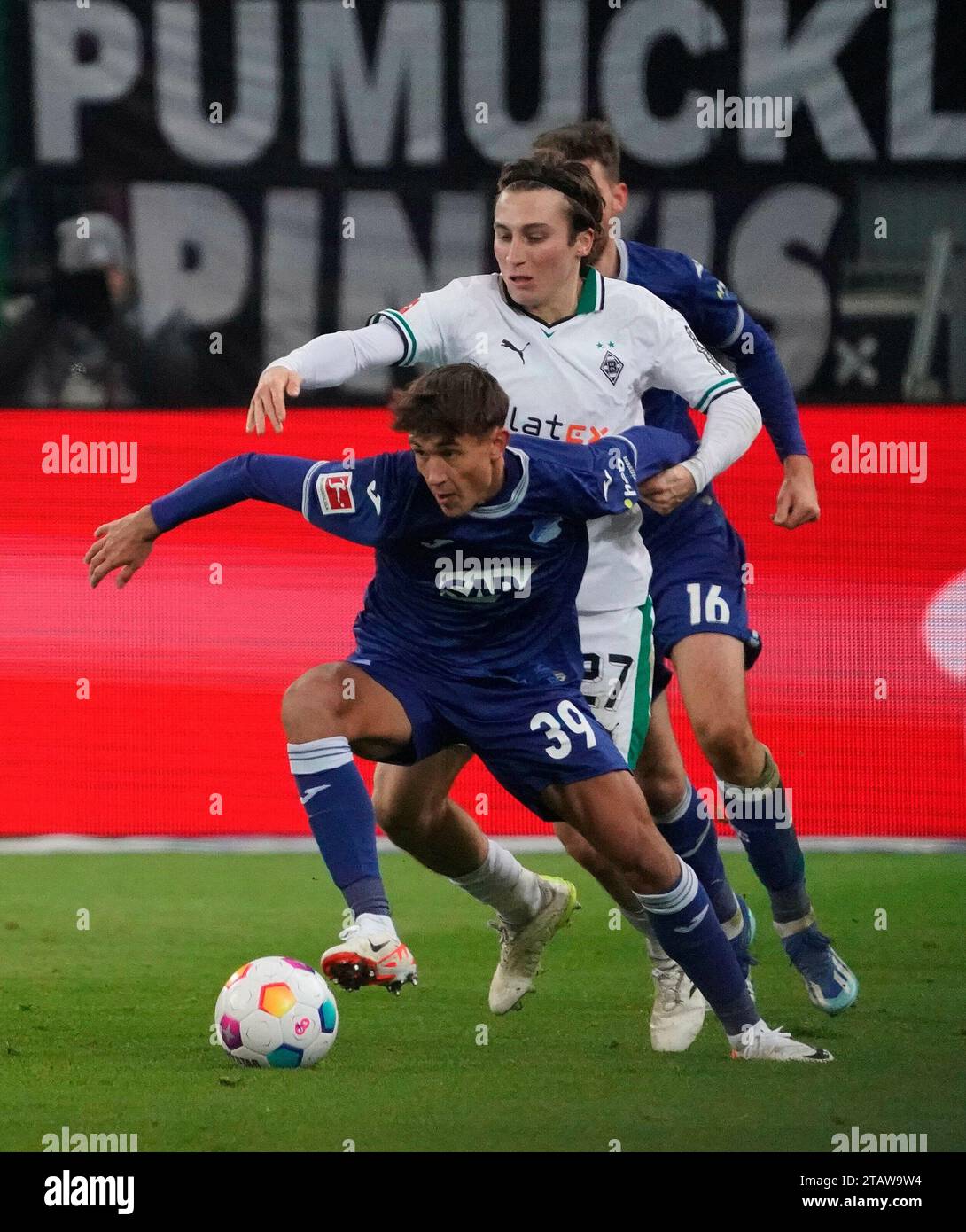 Mochengladbach, Deutschland. 02nd Dec, 2023. 02.12.2023, Borussia-Park, Mochengladbach, GER, 1.FBL, Borussia Monchengladbach vs TSG 1899 Hoffenheim, DFL regulations prohibit any use of photographs as image sequences and/or quasi-video. in the picture Tom Bischof (Hoffenheim), Rocco Reitz (M Gladbach), Anton Stach (Hoffenheim) Credit: dpa/Alamy Live News Stock Photo