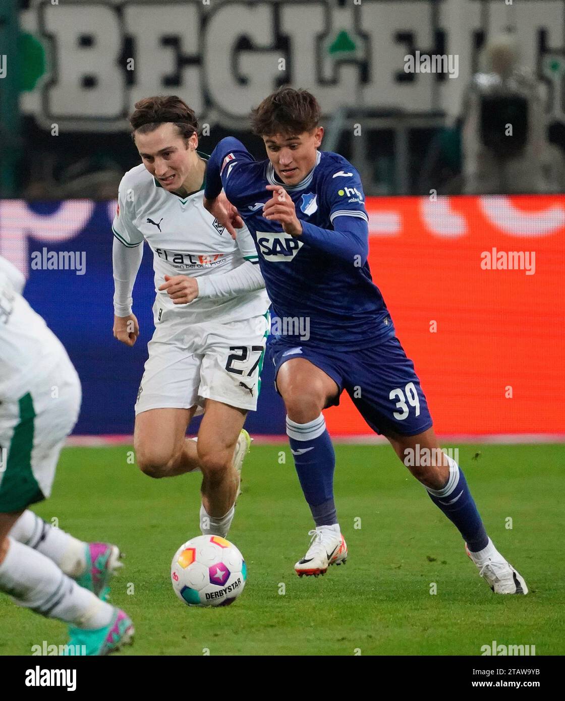 Mochengladbach, Deutschland. 02nd Dec, 2023. 02.12.2023, Borussia-Park, Mochengladbach, GER, 1.FBL, Borussia Monchengladbach vs TSG 1899 Hoffenheim, DFL regulations prohibit any use of photographs as image sequences and/or quasi-video. in the picture Rocco Reitz (M Gladbach), Tom Bischof (Hoffenheim) Credit: dpa/Alamy Live News Stock Photo
