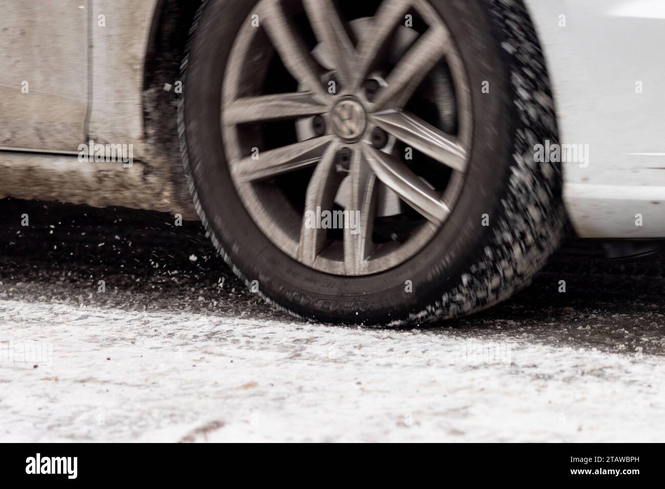 Wintereinbruch in Berlin im Dezember 2023 Berlin, Deutschland - 3. Dezember 2023: Ein Autoreifen rutscht auf einer schneebedeckten Straße bei Temperaturen unter dem Gefrierpunkt am ersten Advent. Berlin Credit: Imago/Alamy Live News Stock Photo