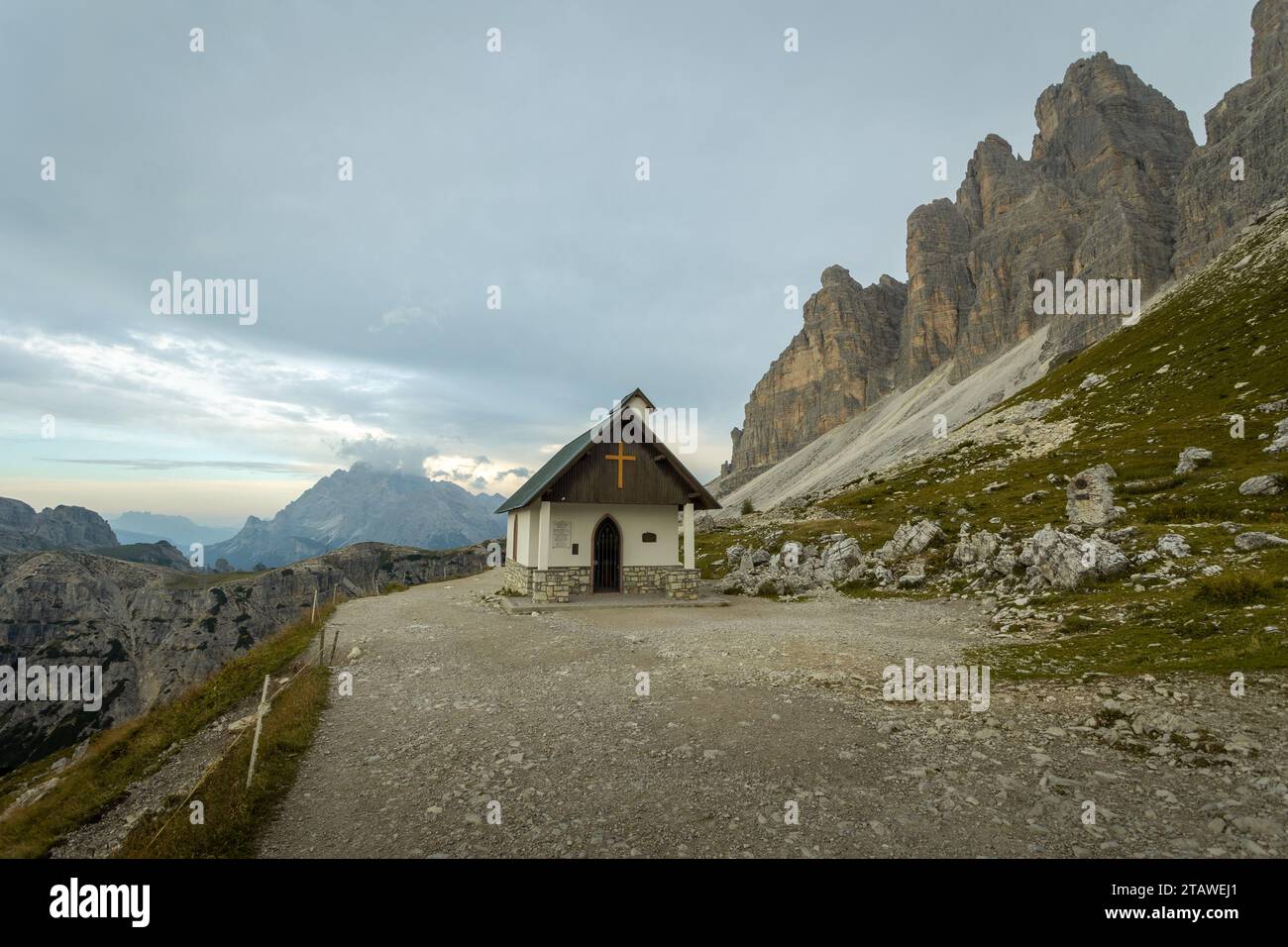 One of the most famous and spectacular views of all the Alps: the locatelli refuge, its church and the three peaks of Lavaredo, inside the Three Peaks Stock Photo