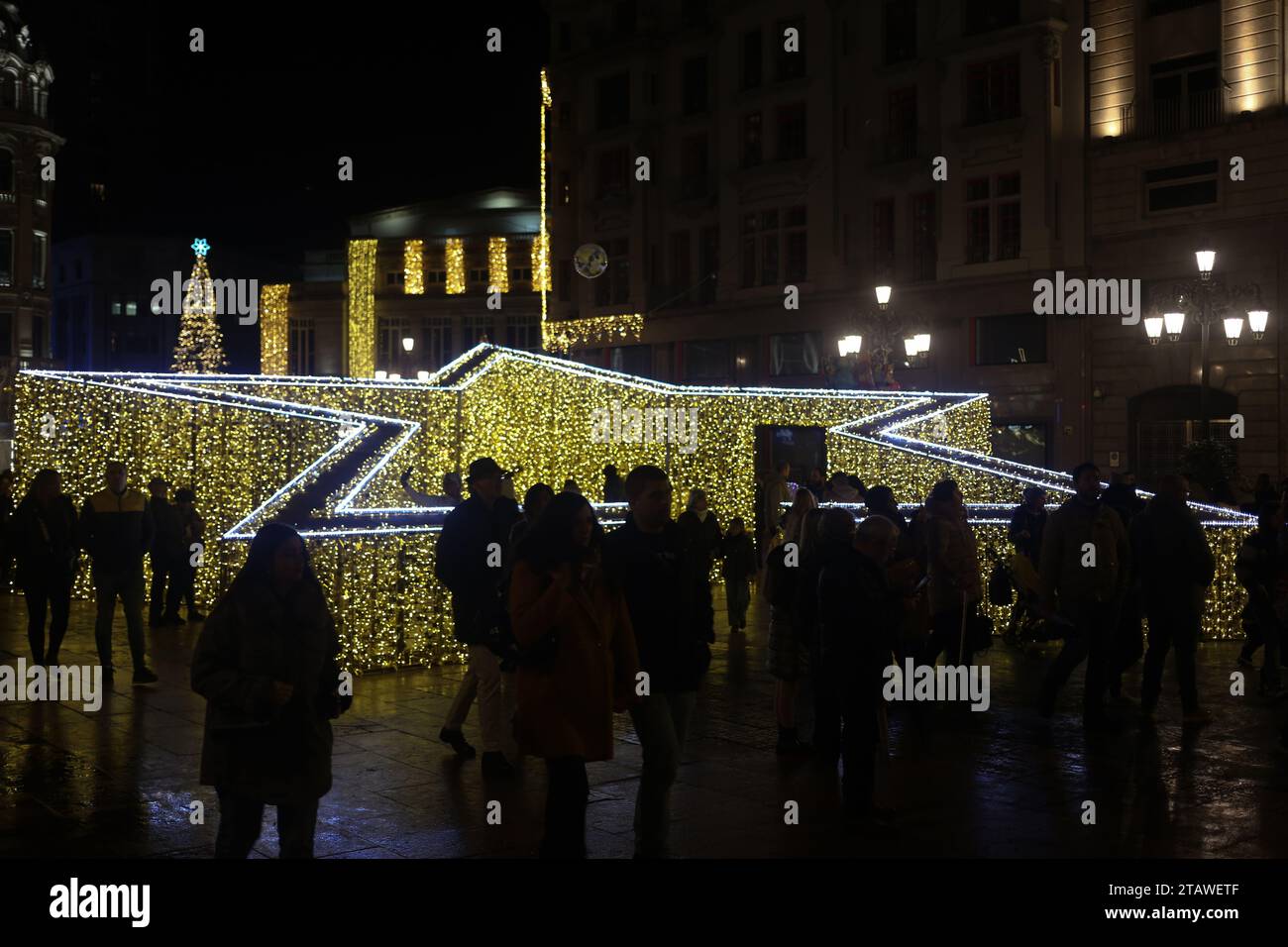 Oviedo, Spain, December 2nd, 2023: A star illuminated during the Christmas Lighting and Market, on December 2, 2023, in Oviedo, Spain. Credit: Alberto Brevers / Alamy Live News. Stock Photo