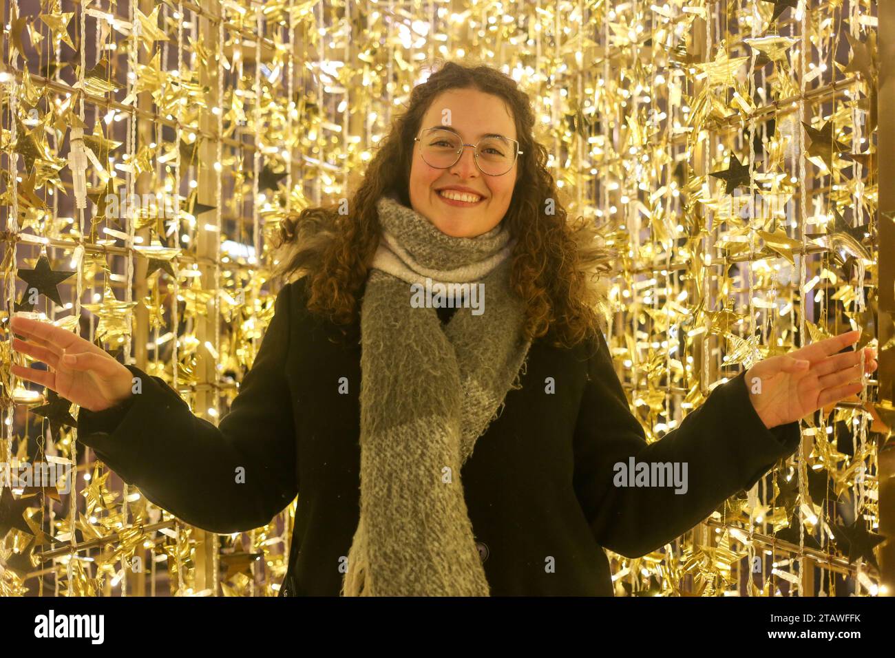 Oviedo, Spain, December 2nd, 2023: A girl poses inside the illuminated Star during the Christmas Lighting and Market, on December 2, 2023, in Oviedo, Spain. Credit: Alberto Brevers / Alamy Live News. Stock Photo
