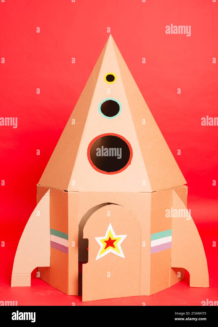 Cardboard space rocket. Concept image Stock Photo - Alamy