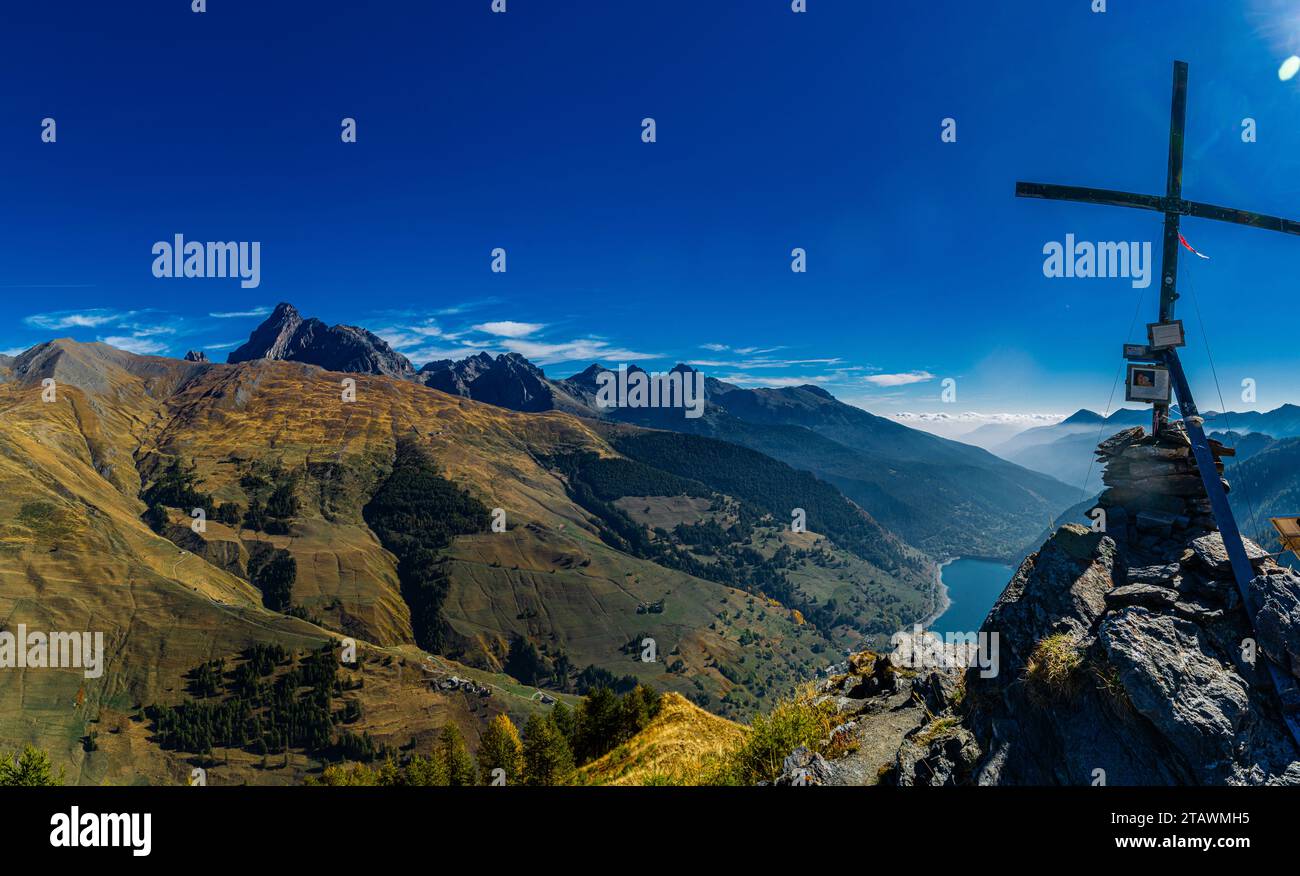 Show in the Varaita Valley: from the summit of Mount Peyron with a view of Lake Pontechianale and the top of Monviso Stock Photo