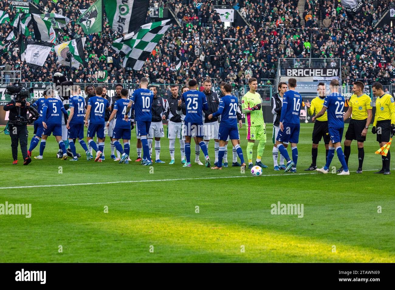 sports, football, Bundesliga, 2023/2024, Borussia Moenchengladbach vs. TSG 1899 Hoffenheim 2-1, Stadium Borussia Park, running-in, both teams welcome each other and the match officials, DFL REGULATIONS PROHIBIT ANY USE OF PHOTOGRAPHS AS IMAGE SEQUENCES AND/OR QUASI-VIDEO Stock Photo