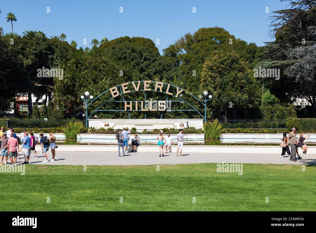 Beverly Hills sign with people in Beverly Gardens on Santa Monica Boulevard.  Los Angeles, California, USA Stock Photo