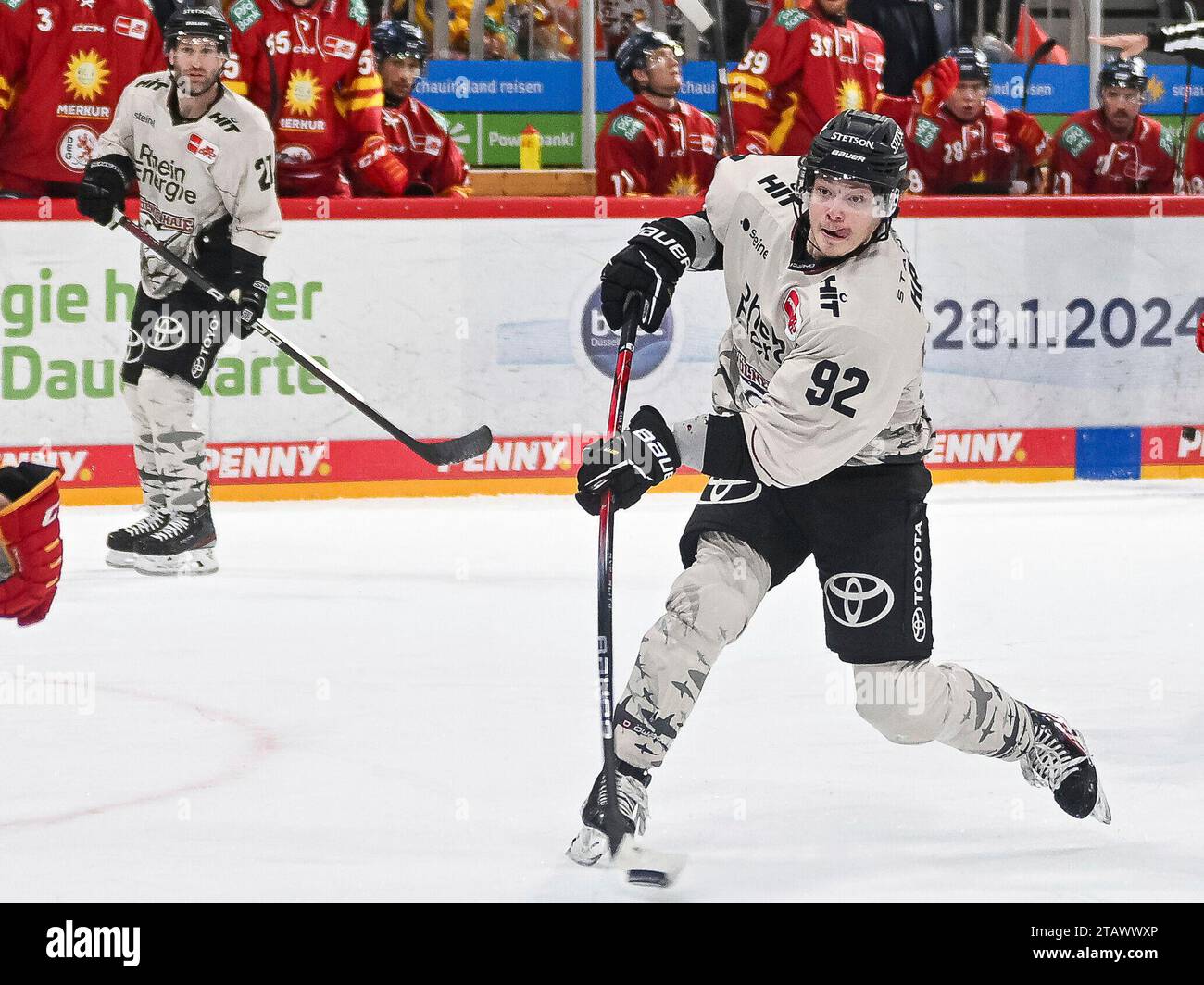 Hakon Haenelt Koelner Haie 92 Zieht Ab Duesseldorfer EG Vs 