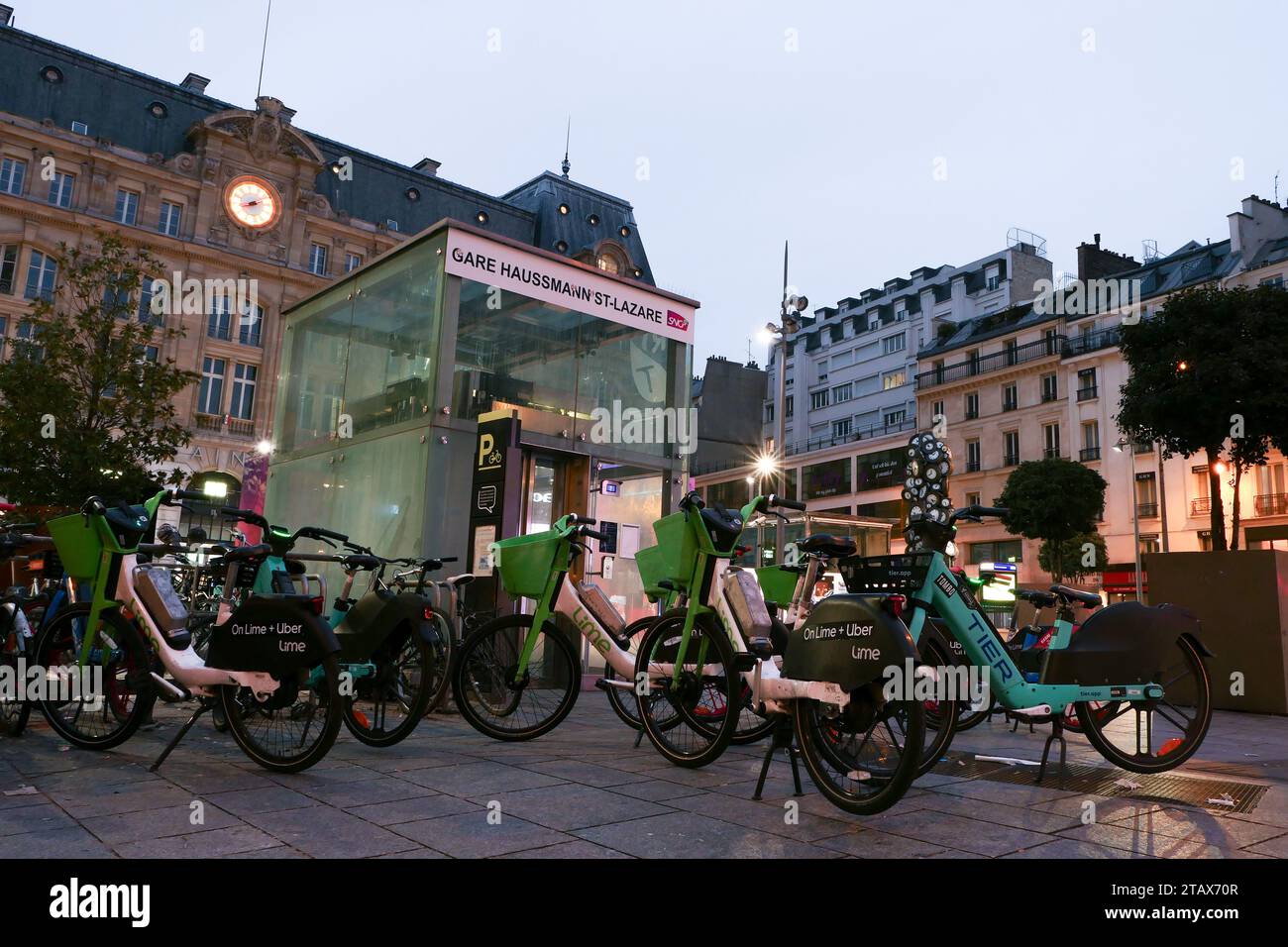 Paris, France. 03 december. 2023. Self service electric bike rental ...