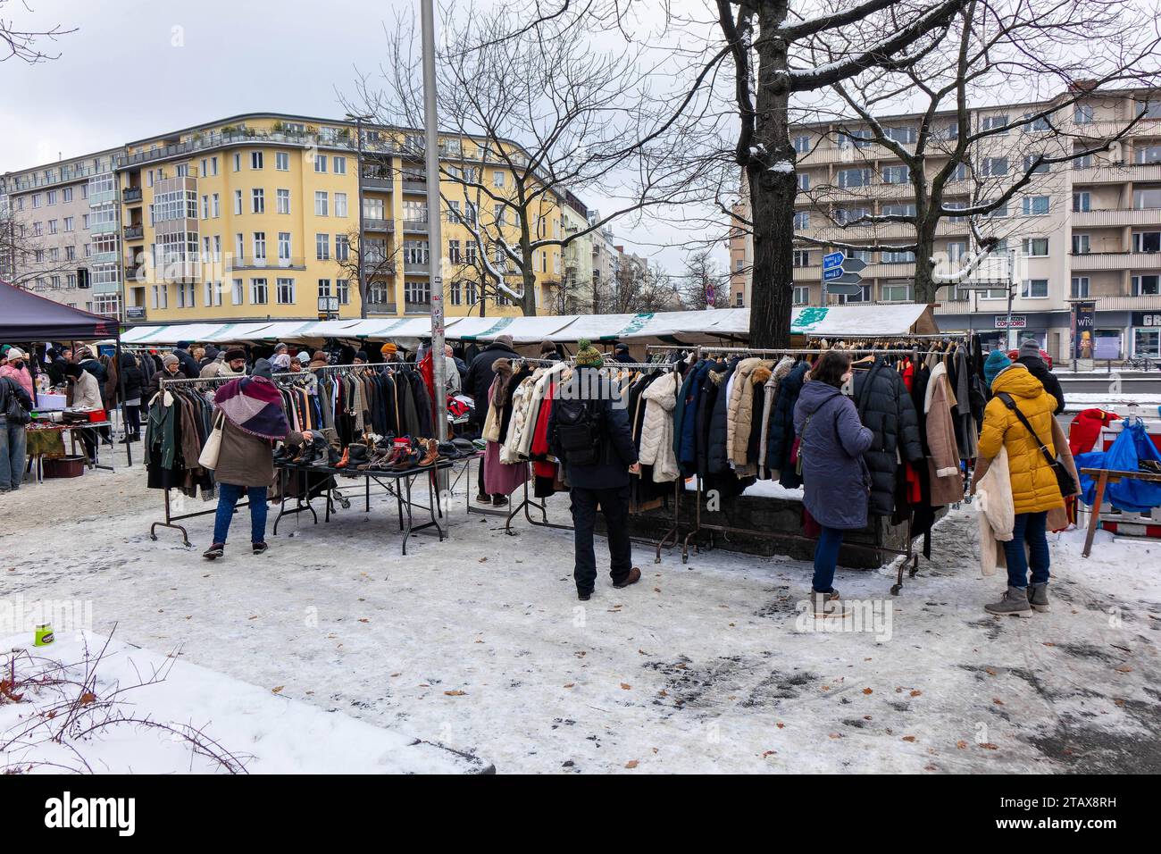  Foto zu 03.12.2023, Flohmarkt am Rathaus Schöneberg. *** 03 12 2023, Flea 