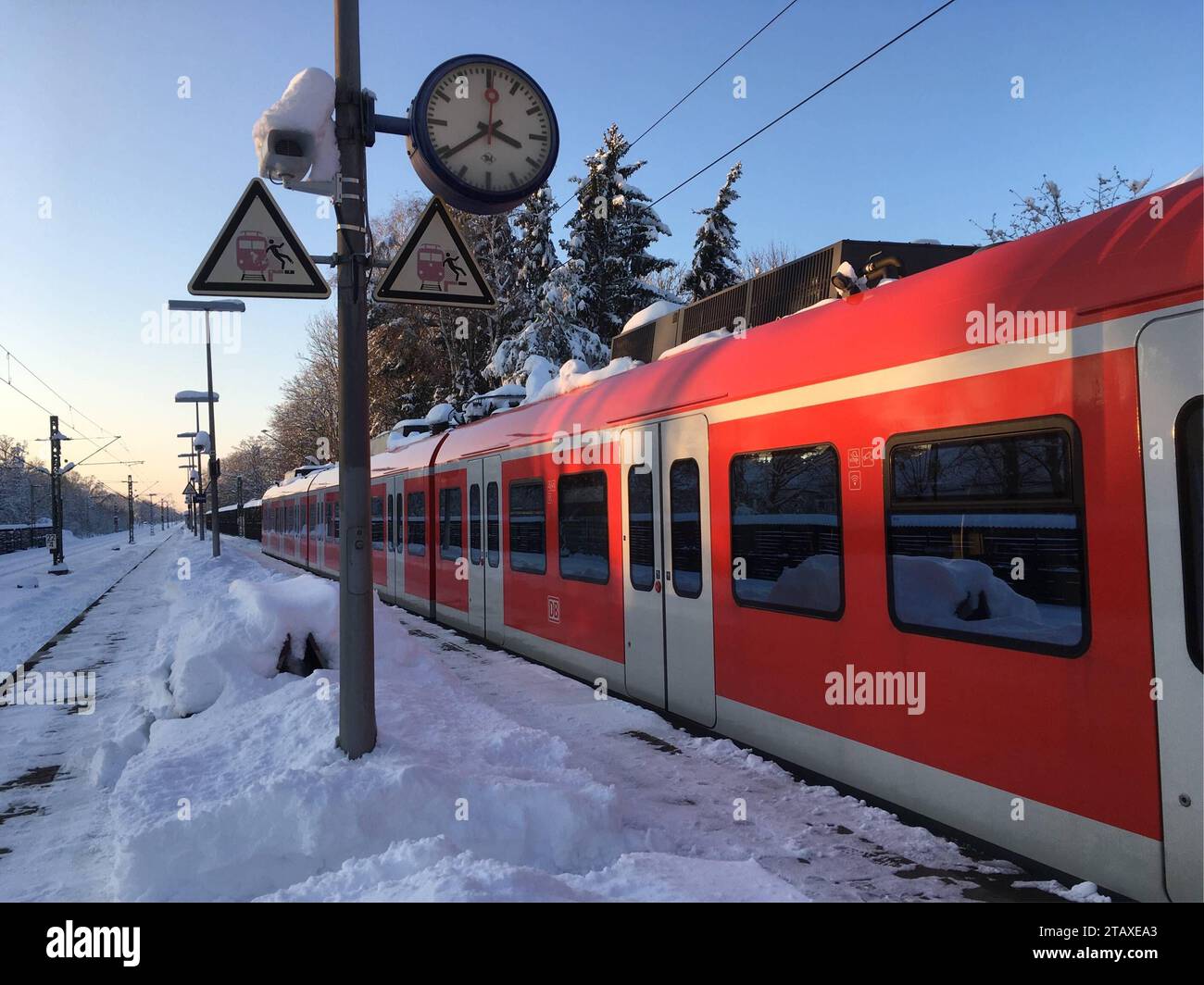 Eine eingeschneite, zum Stillstand gebrachte SBahn, Zug, am Bahnhof Vaterstetten, Kreis