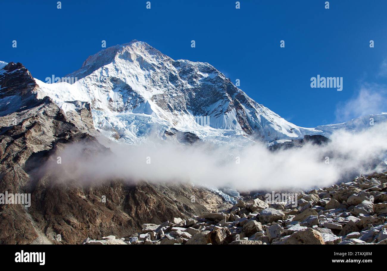 Mount Makalu with clouds, Nepal Himalayas mountains, Barun valley Stock ...