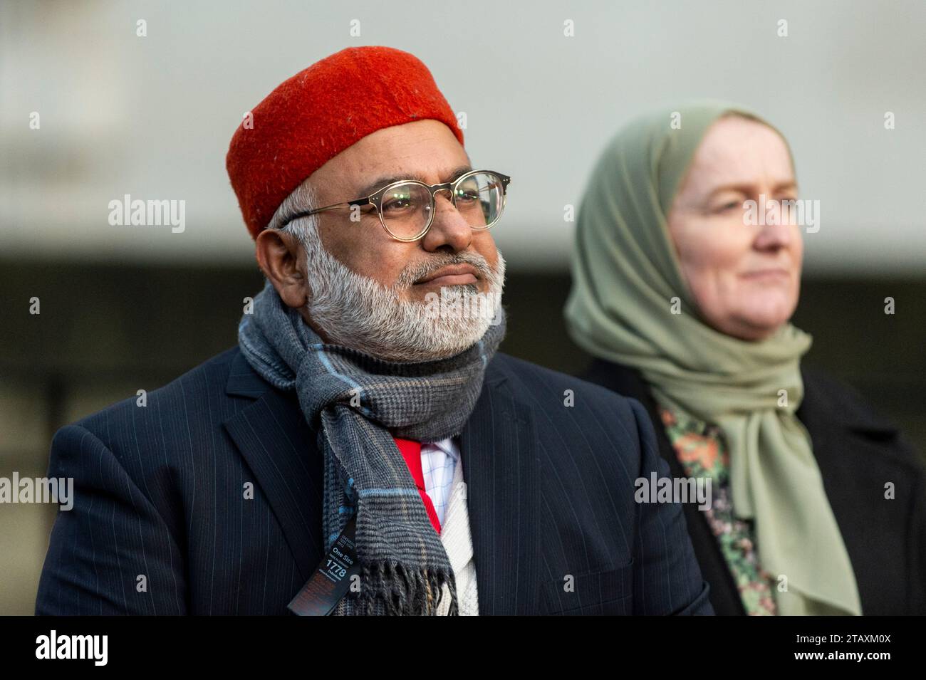 London, UK.  3 December 2023. (L) Imam Monawar Hussain, Founder of The Oxford Foundation, at a ‘Building Bridges for Humanity’ vigil outside Downing Street allowing them ‘to speak out against both antisemitism and Muslim hate’ according to organisers.  In an event supported by the Together for Humanity movement, attendees include bereaved families who have lost loved ones in the Israel Hamas conflict.   Credit: Stephen Chung / Alamy Live News Stock Photo