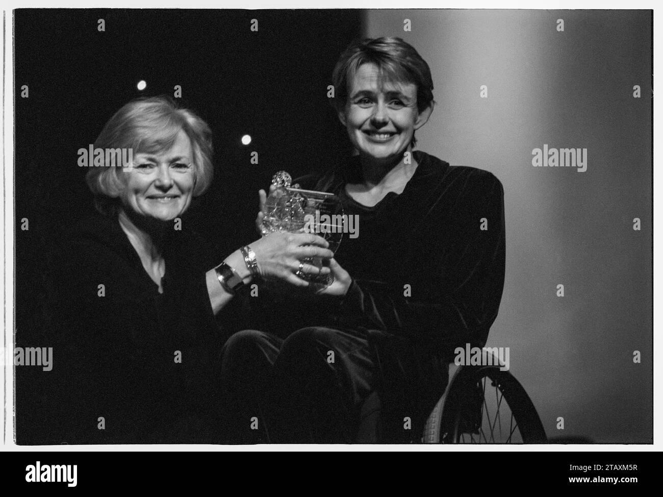 GLENYS KINNOCK, TANNI GREY THOMPSON, CARDIFF, 2001: Glenys Kinnock (1944-2023) presents the Welsh Woman of the Year Award to paralympian athlete Dame Tanni Grey Thompson at the Welsh Woman of the Year 2001 Awards Ceremony and Gala Dinner Ball on 23 November 2001 at the Cardiff International Arena (CIA), Wales, Cardiff. At the time Glenys Kinnock was a member of the European Parliament. Photo: Rob Watkins Stock Photo