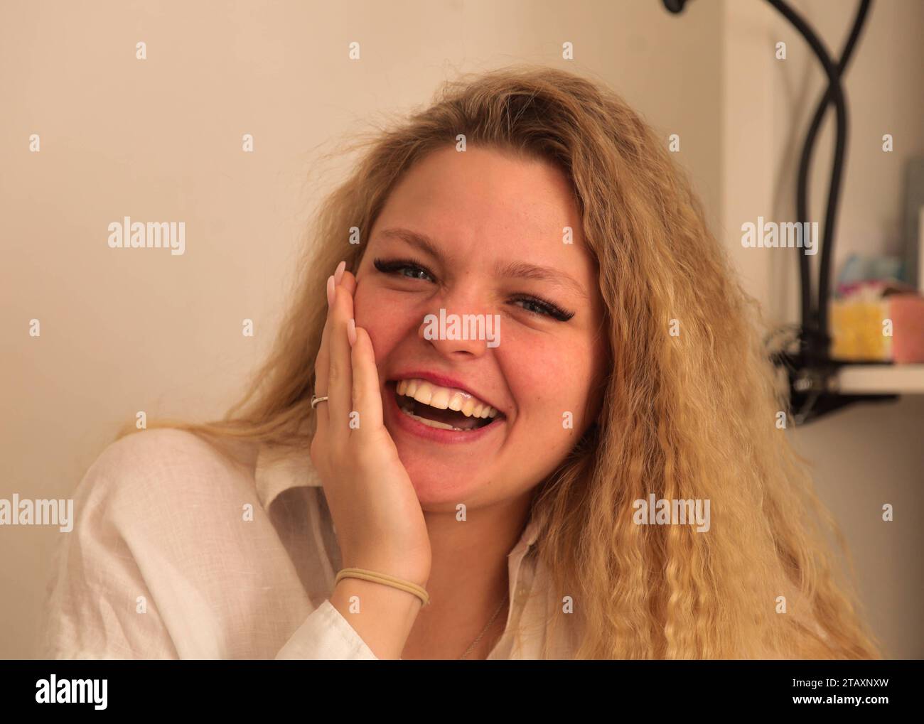 Frau blonde haare lacht hi-res stock photography and images - Alamy