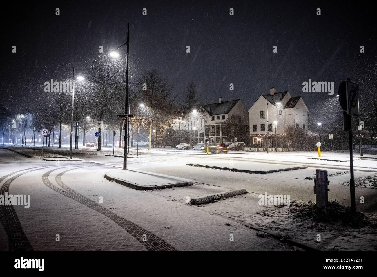 HELMOND Streets turn white because of the snow. It started snowing in