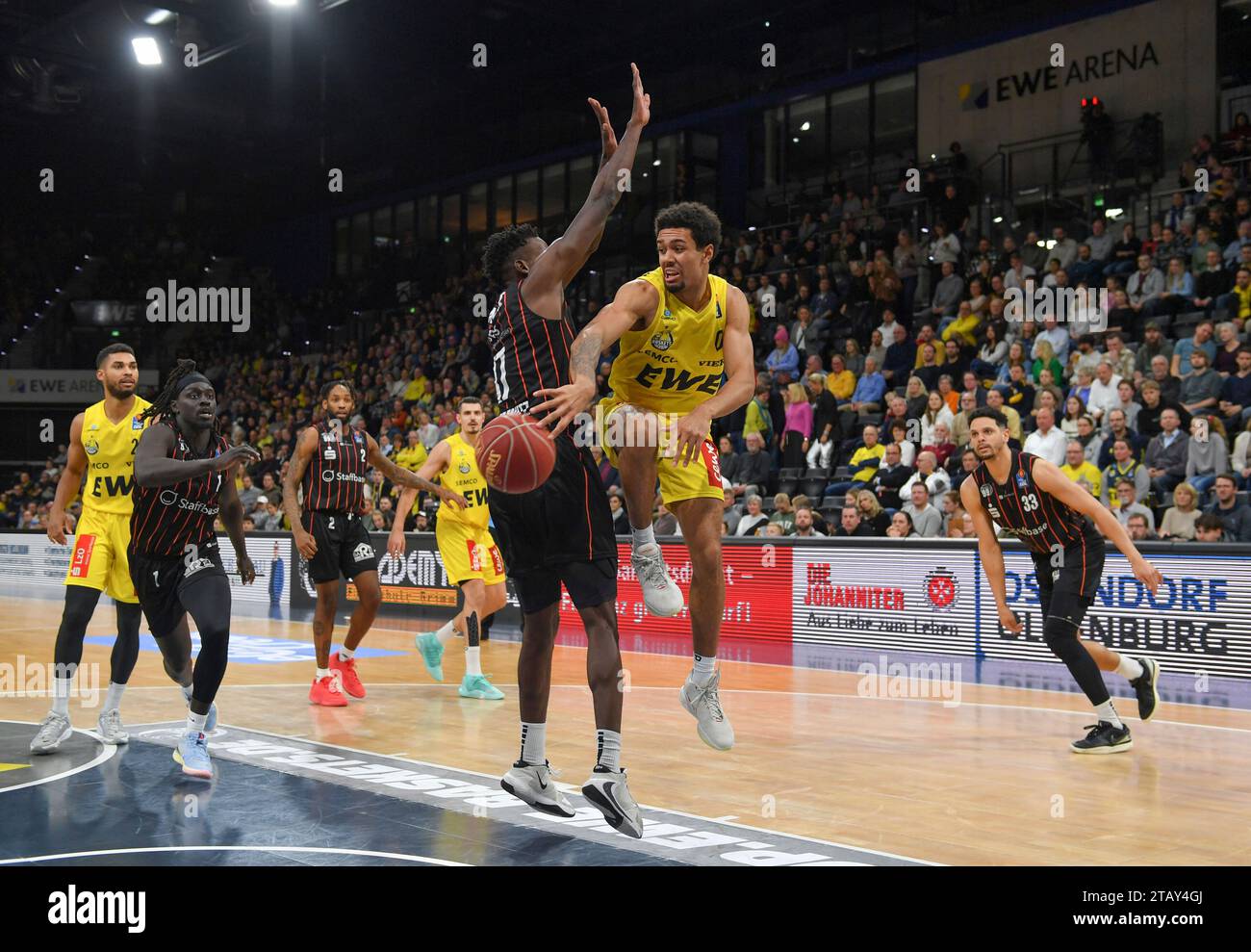 03.12.2023, EWE Arena, Oldenburg, GER, easy CreditBBL, EWE Baskets