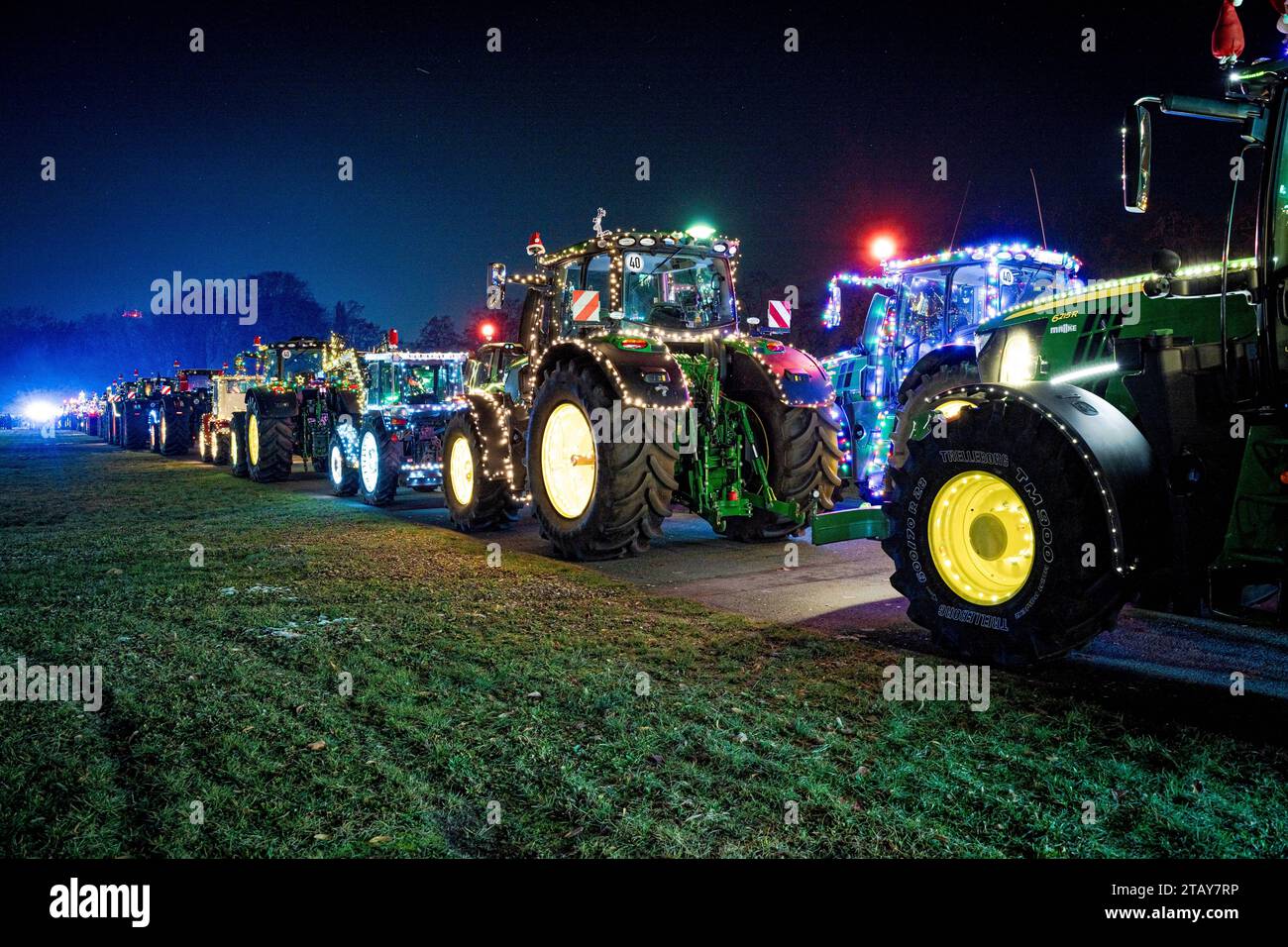 Bunte Lichter, ernste Botschaft: Weihnachtliche Traktoren tuckern