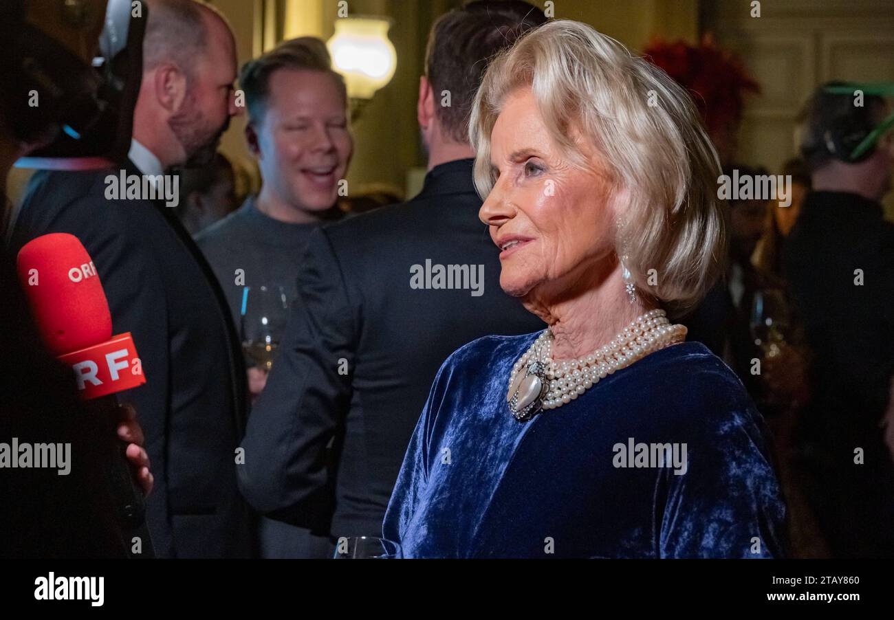 20231201 An homage to Life Ball - A night to remenber WIEN, OESTERREICH -  01. DEZEMBER:Unternehmerin und ehemalige Opernball-Chefin Elisabeth Guertler -Mauthner bei der Ankunf am Red Carpet anlaesslich der Veranstaltung -Life  presents